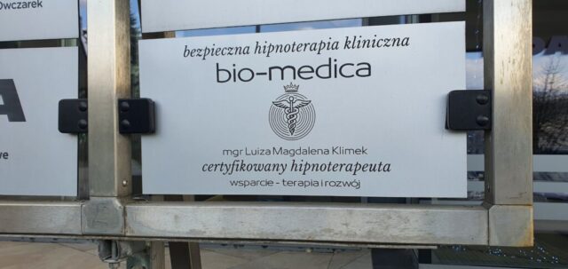 wejście do budynku tabliczka bio-medica hipnoza Kielce